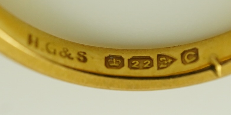 A late Victorian 22ct gold wedding band, London, 1885, size O and a later 22ct gold wedding band